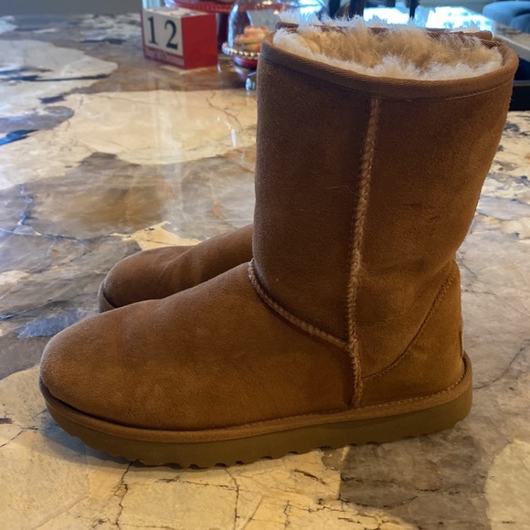 Ugg Classic Short sz 8 - Picture 3 of 6